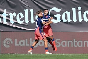 Ángel Correa celebra tras anotar el primero de sus dos goles de la victoria de Atlético de Madrid en la cancha de Celta en el comienzo de la liga española; el argentino vive su mejor momento en España.