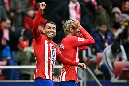 Ángel Correa celebra un gol de Atlético de Madrid junto a Rodrigo De Paul el mes pasado en la liga de España; el rosarino de 28 años tiene menos protagonismo en esta temporada en el equipo dirigido por Diego Simeone.