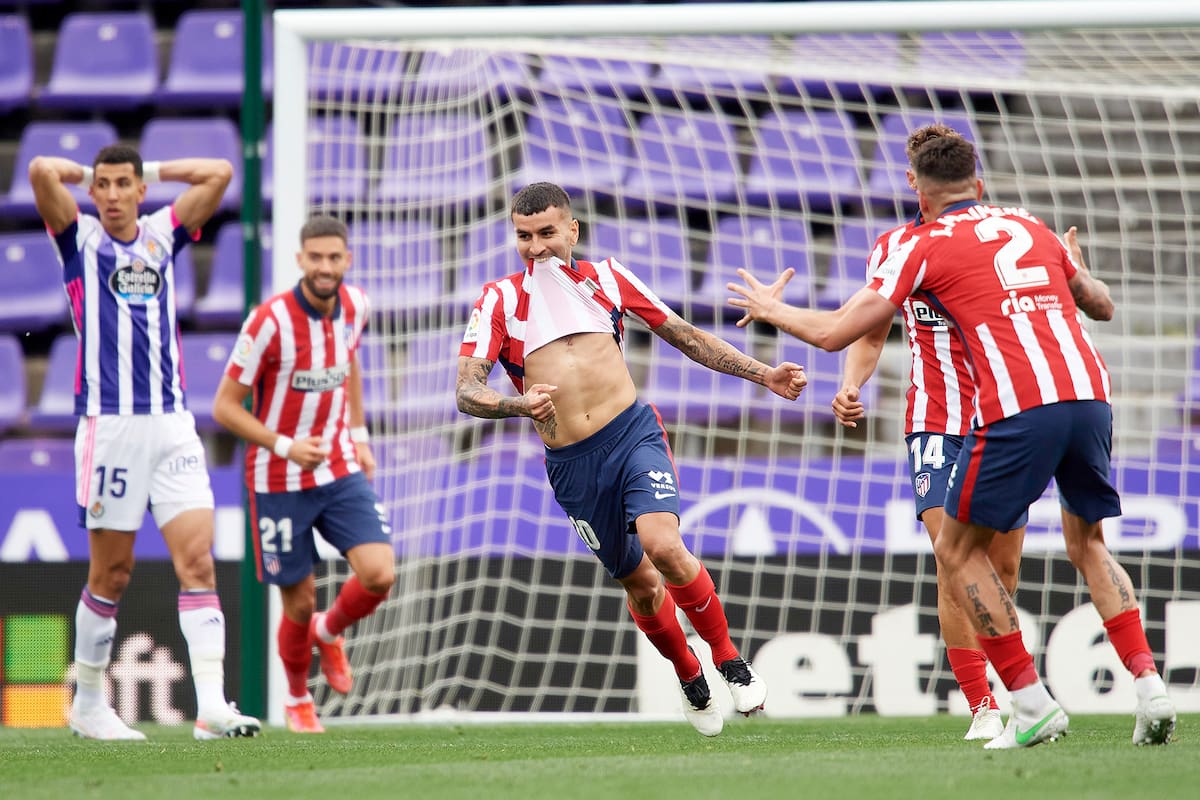 Ángel Correa del Atlético de Madrid celebra después de anotar el primer gol de sus lados durante el partido de La Liga Santander entre el Real Valladolid CF y el Atlético de Madrid en el Estadio Municipal José Zorrilla el 22 de mayo de 2021 en Valladolid, España.