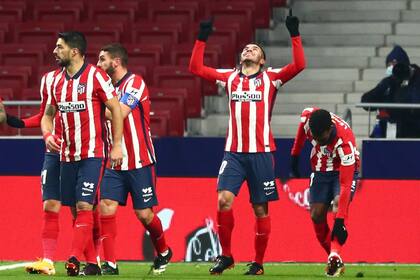 Ángel Correa, del Atlético de Madrid, celebra su gol con sus compañeros.