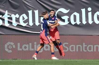 Ángel Correa del Atlético de Madrid celebra tras anotar el primer gol del partido