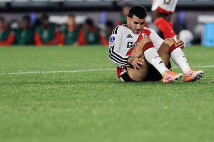 Ángel Correa en el piso en el Monumental