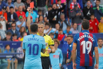 Ángel Correa fue expulsado mediante la utilización del VAR