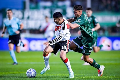 Ángel Correa intenta dominar ante la marca de Manuel García