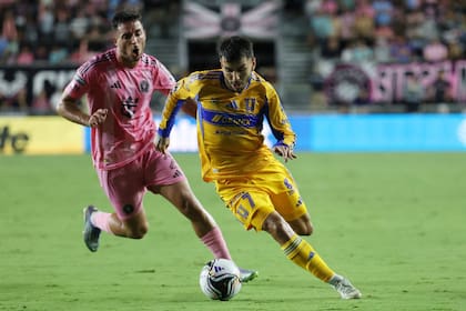 Angel Correa jugando ante Gonzalo Luján, de Inter Miami, con la camiseta de Tigres de México