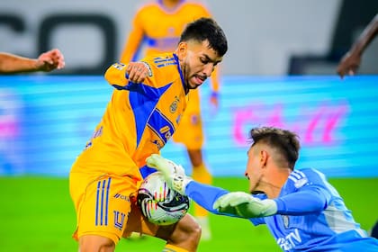 Angel Correa levanta la pelota antes de definir para el 1-0 de Tigres ante San Diego por la Leagues Cup; el argentino suma 4 goles en dos partidos en el club mexicano