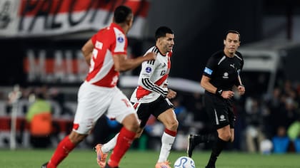 Ángel Correa traslada la pelota ante Independiente Santa Fe