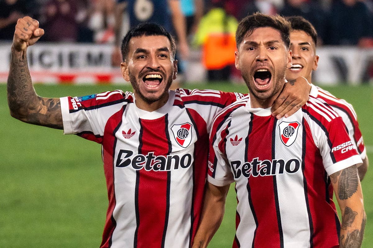 Ángel Correa y Gonzalo Montiel, en primer plano, gritan por el desahogo de River; fueron los goleadores de la noche, en la que tuvo un buen aporte Thiago Almada