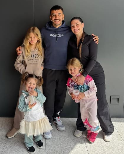 Ángel Correa y su mujer Sabrina Di Marzo con sus tres hijas