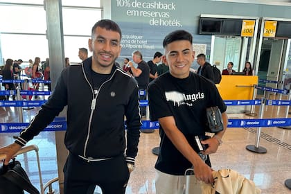 Ángel Correa y Thiago Almada, en el aeropuerto de San Pablo, camino a Qatar