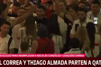 Ángel Correa y Thiago Almada en el aeropuerto de Ezeiza