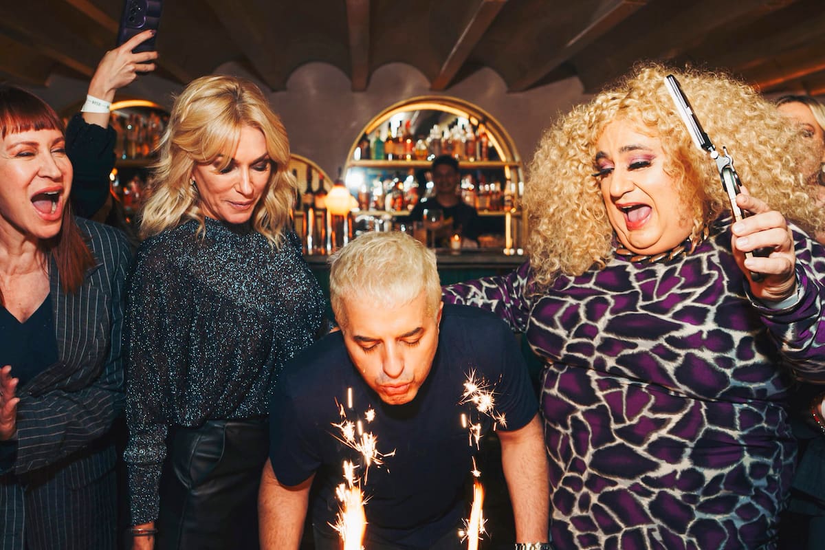 Ángel de Brito celebró junto a sus amigos más queridos del medio, “angelitas” y antiguas integrantes de LAM; en la imagen, acompañado por Yanina Latorre, La Barby y Matilda Blanco