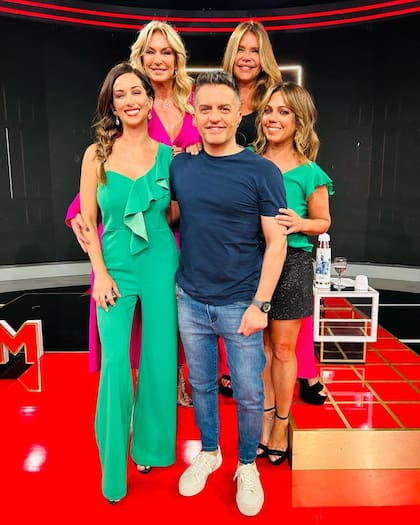 Ángel de Brito junto a las angelitas