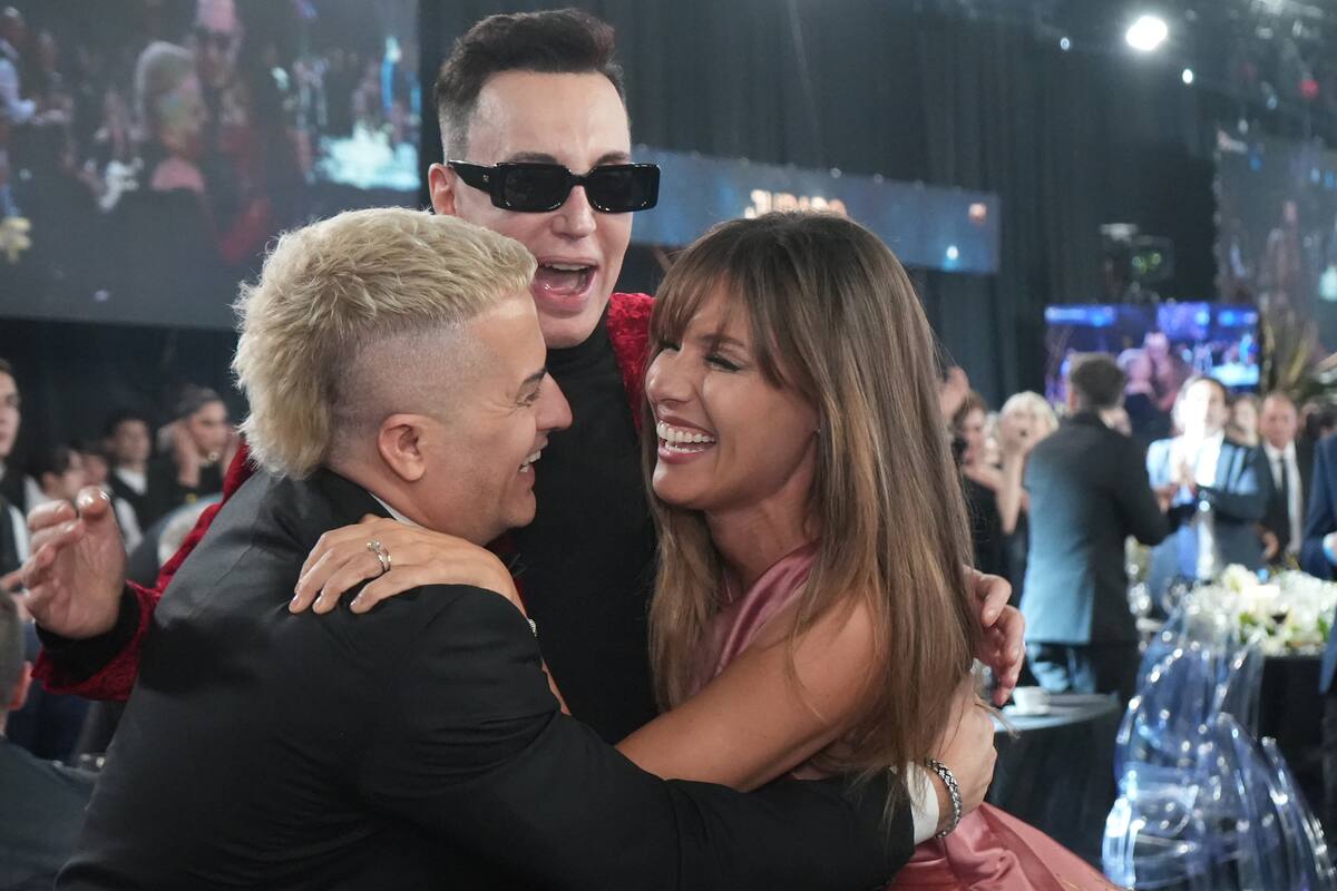 Ángel de Brito, Marcelo Polino y Pampita Ardohain celebran el Martín Fierro al Mejor jurado de TV por su rol en Bailando 2023