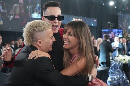 Ángel de Brito, Marcelo Polino y Pampita Ardohain celebran el Martín Fierro al Mejor jurado de TV por su rol en Bailando 2023