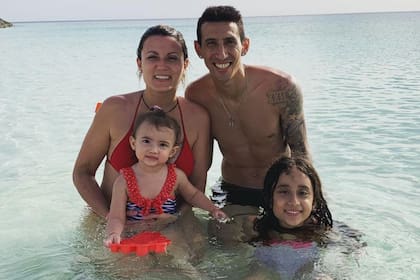 Ángel de María y Jorgelina Cardoso se muestran felices junto a Mía y Pía