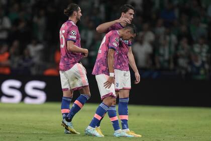 Angel Di María abandona el terreno de juego tras lesionarse durante un partido del Grupo H de la Liga de Campeones entre Maccabi Haifa y Juventus