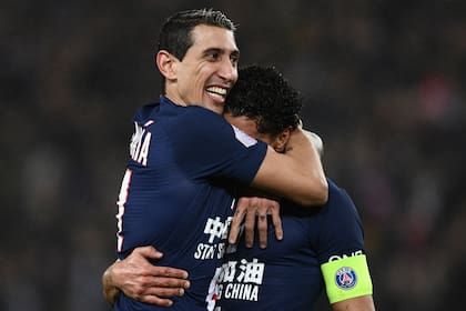 Ángel Di María abraza a Marquinhos