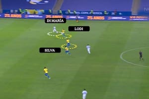 Angel Di María buscando "atacar el espacio" a las espaldas del lateral Lodi y Thiago Silva; por allí vino el gol que valió un título para la selección Argentina
