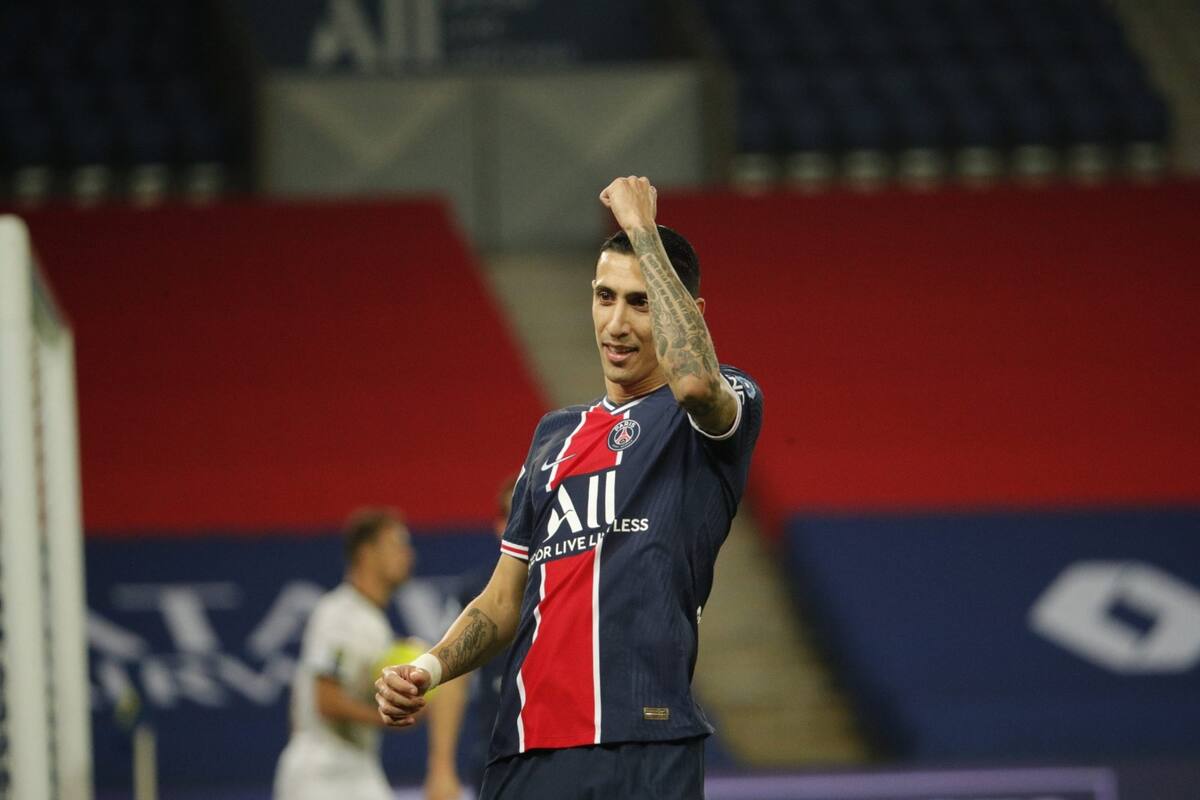 Ángel Di María celebra uno de sus dos goles para PSG, que venció 2-0 a Rennes, por la Liga de Francia.