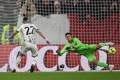 Ángel Di María convierte el penal, mientras su compatriota Juan Musso se arroja hacia el otro lado: es el 1-1 de un 3-3 definitivo entre Juventus y Atalanta.