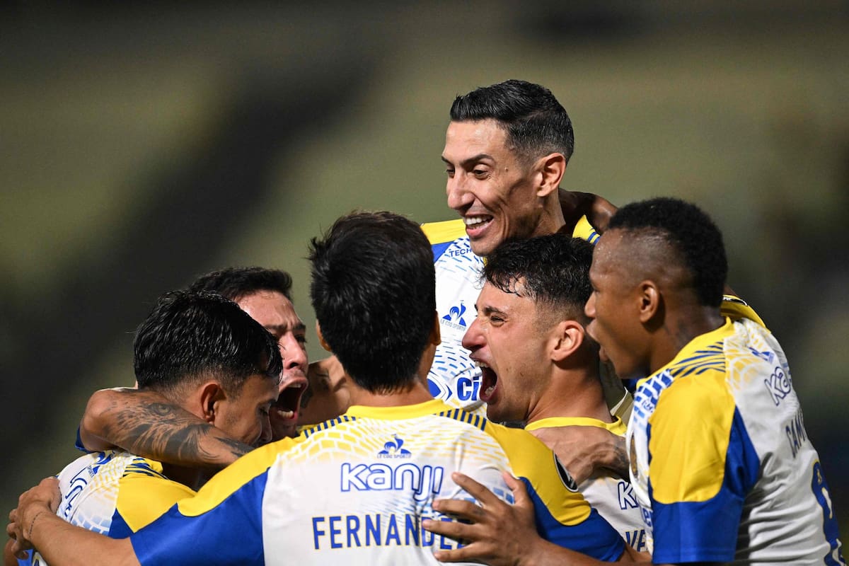 Ángel Di María, encima de toda la felicidad de Rosario Central, que se ilusiona con la Copa Libertadores