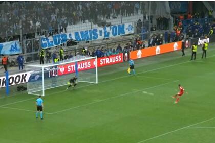 Angel Di María falla el penal en la definición ante Olympique de Marsella, por la Europa League