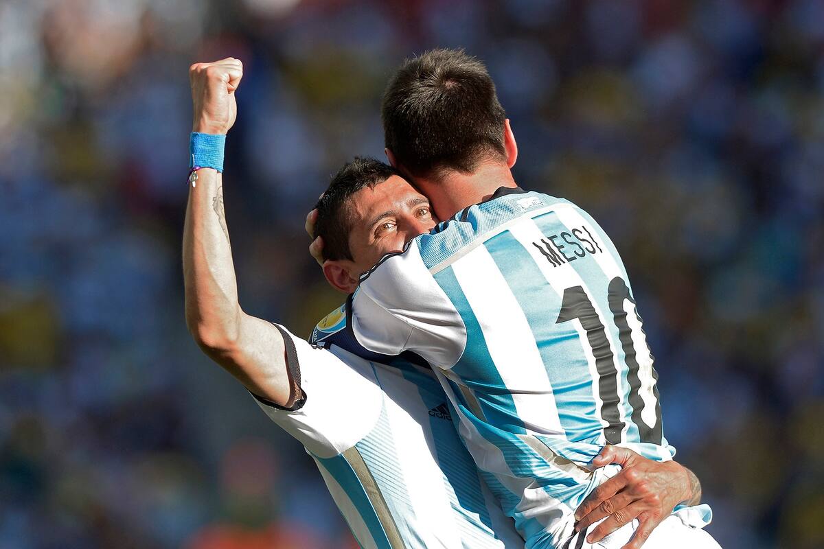 Angel Di Maria festeja su gol con Lionel Messi. Argentina Suiza 2014