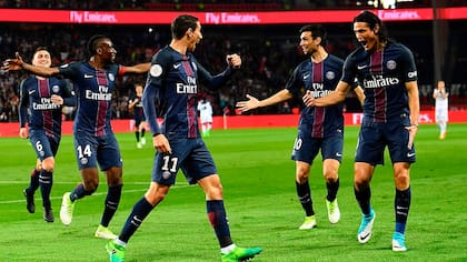 Angel Di María festeja uno de los goles del PSG, acompañado por Verratti, Matuidi, Cavani y Pastore,