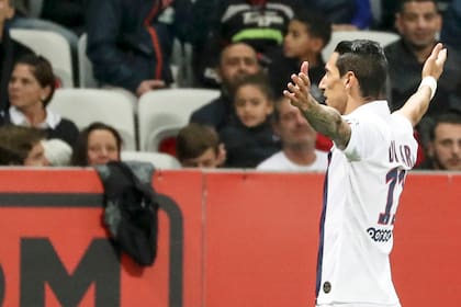 Ángel Di María festeja uno de sus dos goles frente a Niza, en el partido que abrió la décima fecha de la Liga de Francia.