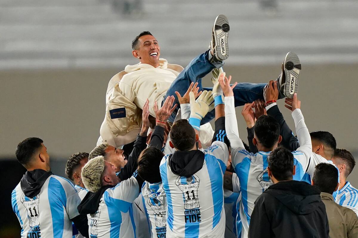 Angel Di María, homenajeado por sus compañeros de la selección argentina