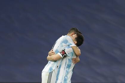 Angel Di María (izquierda) festeja con Lionel Messi tras anotar el primer gol de Argentina en la final de la Copa América, el sábado 10 de julio de 2021. (AP Foto/Andre Penner)
