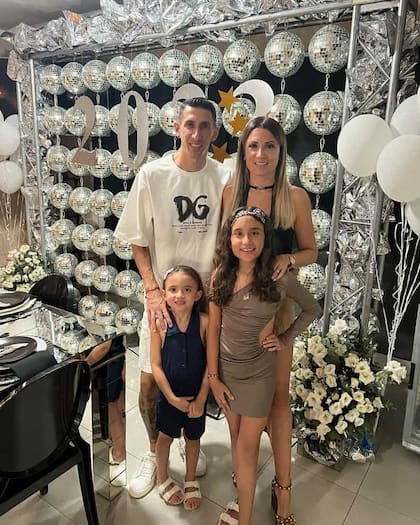 Ángel Di María junto a Jorgelina Cardozo y sus hijas en su casa en Rosario