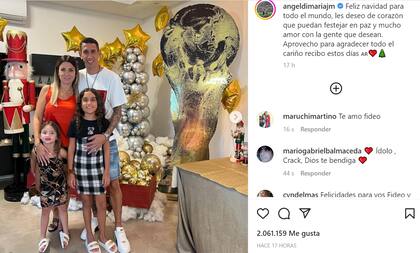 Ángel Di María posó junto al árbol de Navidad y una gigante Copa del Mundo.