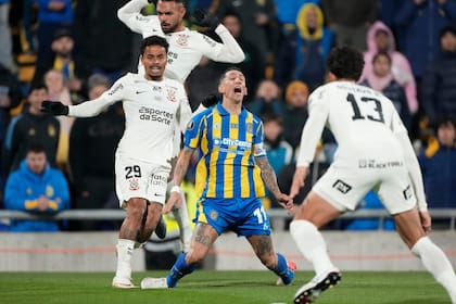 Ángel Di María rodeado de jugadores de Corinthians; con un remate que rechazó el arquero Hugo Souza, el capitán de Rosario Central protagonizó una de las jugadas de mayor riesgo en el segundo tiempo