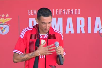 Ángel Di María salió a un balcón del estadio de Benfica y les habló a los hinchas del club, con su estilo.