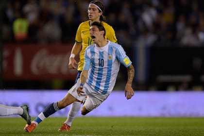 Angel Di Maria sufrió el acoso de Filipe Luis durante un clásico en España AFP PHOTO / JUAN MABROMATA (Photo by JUAN MABROMATA / AFP)