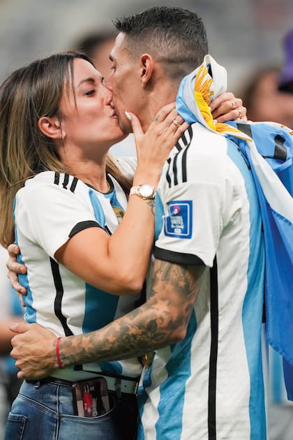 Ángel Di María y el beso de la victoria con su mujer y fan número uno, Jorgelina Cardoso, madre de sus hijas Mía y Pía. “Nosotros ya habíamos ganado cuando formamos esta familia de cuatro locos”, bromeó ella.