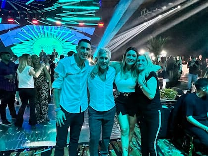 Ángel Di María y Jorgelina Cardoso junto a los padres de Messi (Foto: Instagram @jorge.sole)