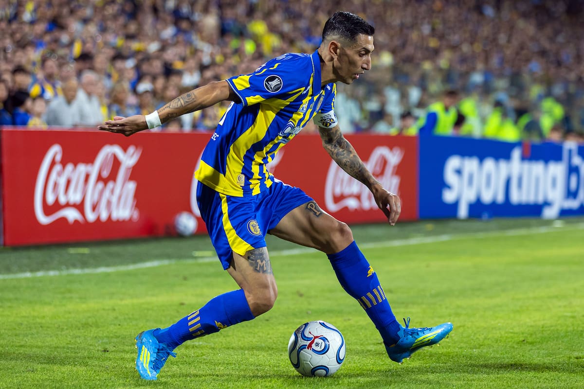 Angel Di María y la pelota, en una noche de copa en Rosario