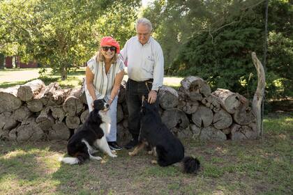 Ángel Estrada junto a Angélica Guerrico, su cuarta mujer, a quien conoció en pandemia.