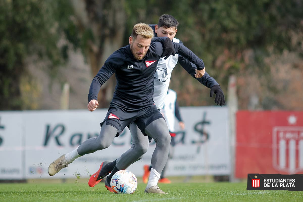 Angel González, volante por derecha de Estudiantes de La Plata