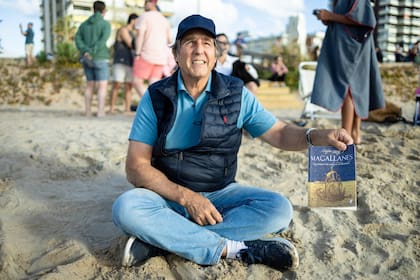 Ángel, ingeniero agrónomo de Buenos Aires, vive el verano en un barco en Punta del Este donde lee la biografía de Magallanes que le regaló su mujer