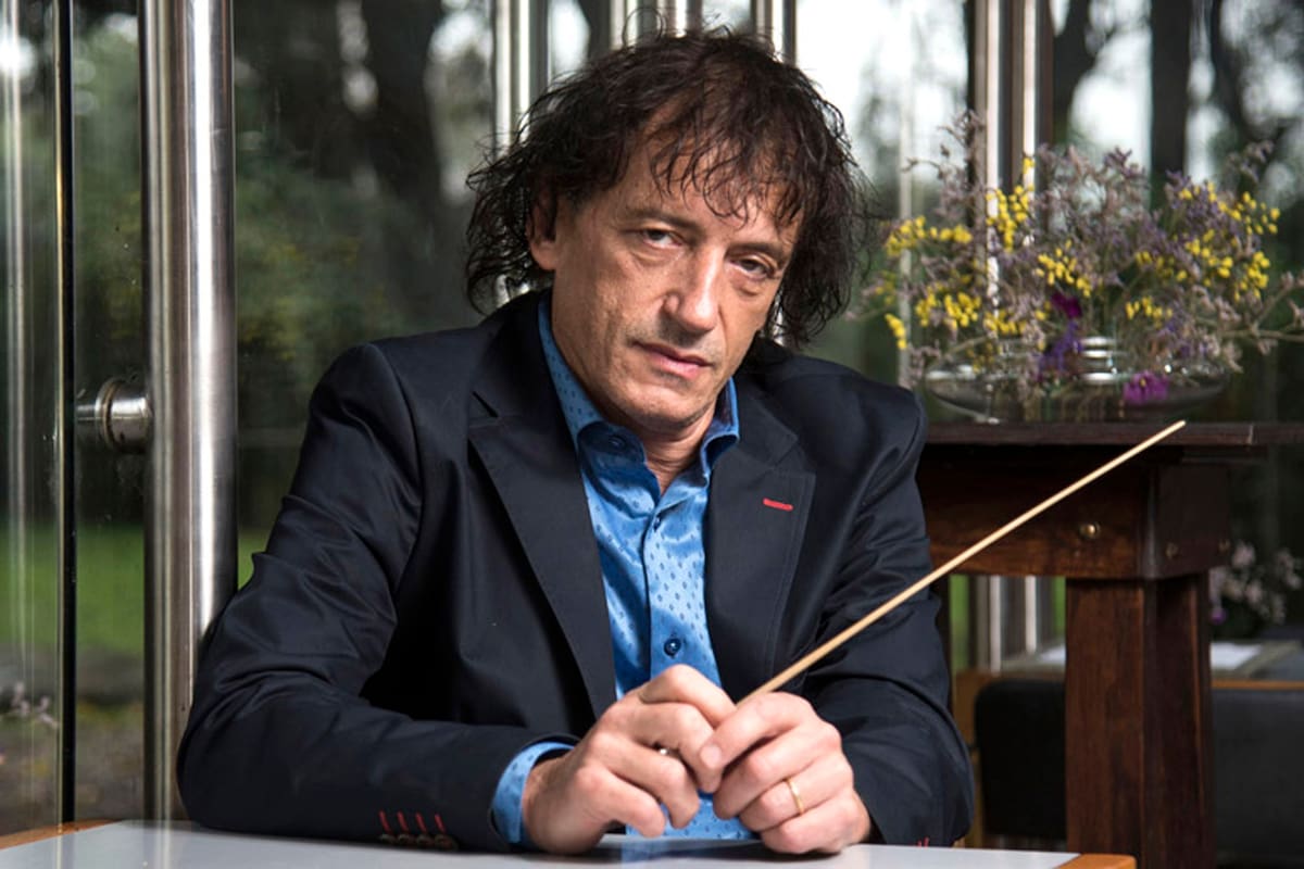 Ángel Mahler, frente a su orquesta