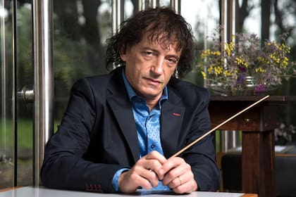 Ángel Mahler, frente a su orquesta