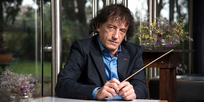 Ángel Mahler, frente a su orquesta