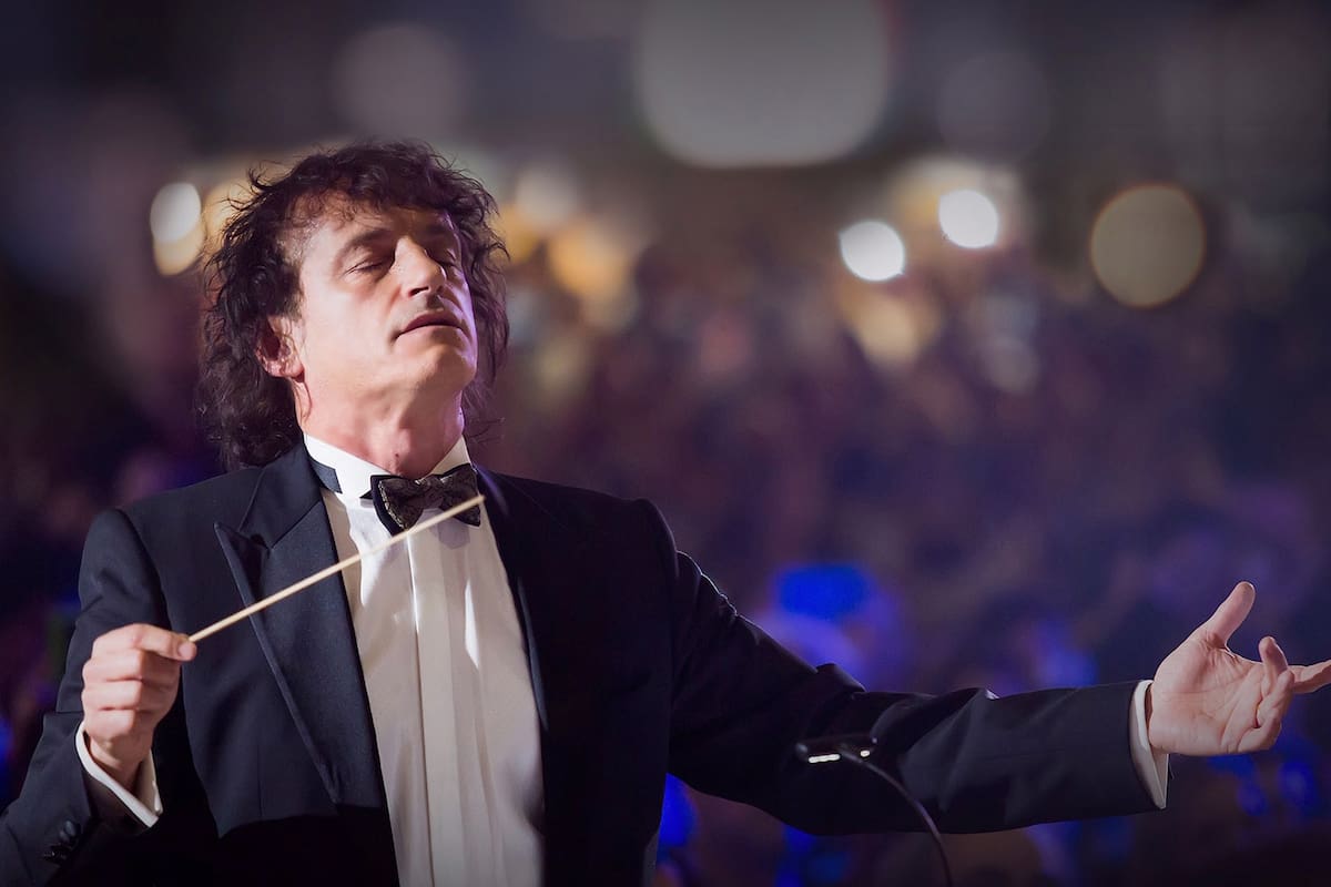 Ángel Mahler, frente a su orquesta