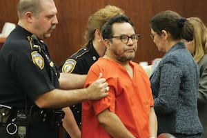 Ángel Maturino Reséndiz, conocido como "El asesino del ferrocarril", escoltado fuera de un tribunal en Houston tras recibir fecha de ejecución, en 2006