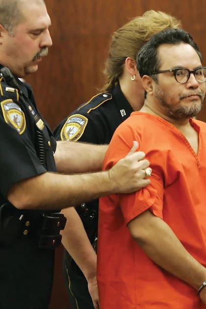 Ángel Maturino Reséndiz, conocido como "El asesino del ferrocarril", escoltado fuera de un tribunal en Houston tras recibir fecha de ejecución, en 2006