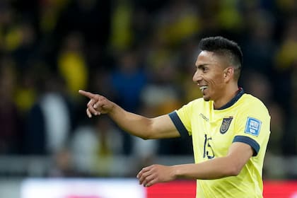 Ángel Mena, de la selección de Ecuador, festeja luego de marcar ante Chile en un duelo de la eliminatoria mundialista (AP Foto/Dolores Ochoa)